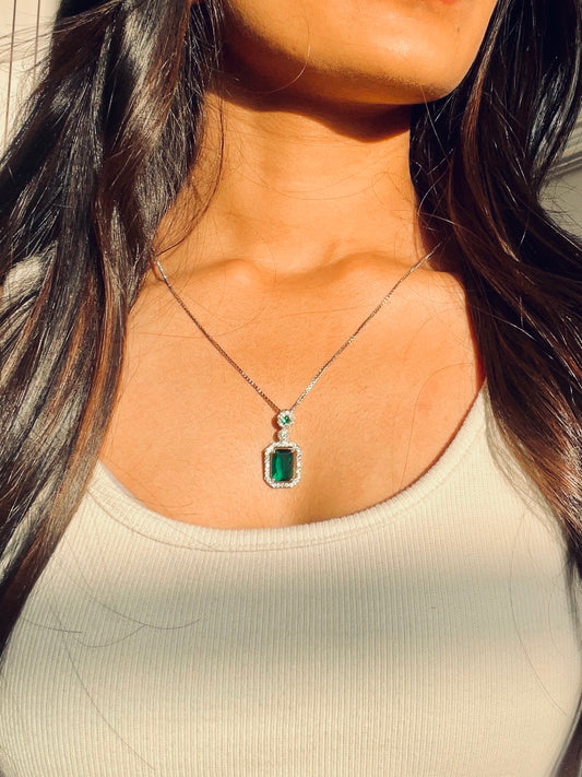 Green diomond silver necklace